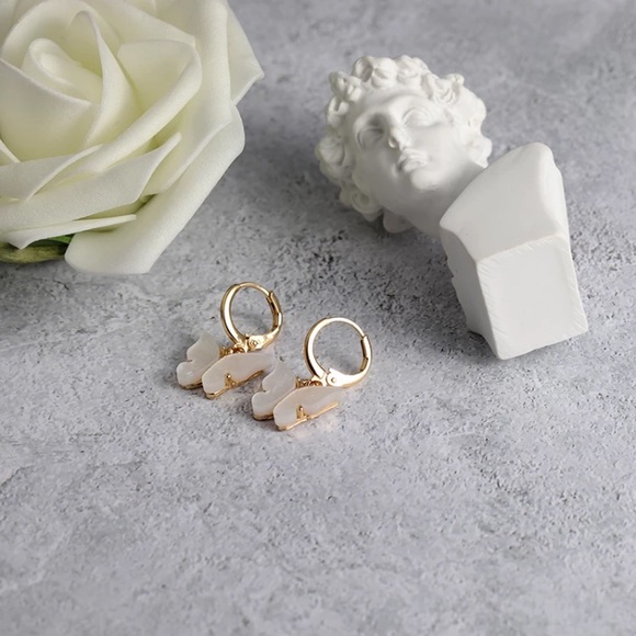 ⚜️[𝟯/$𝟭𝟴]⚜️White Butterfly Hoop Earrings NEW - Picture 2 of 10